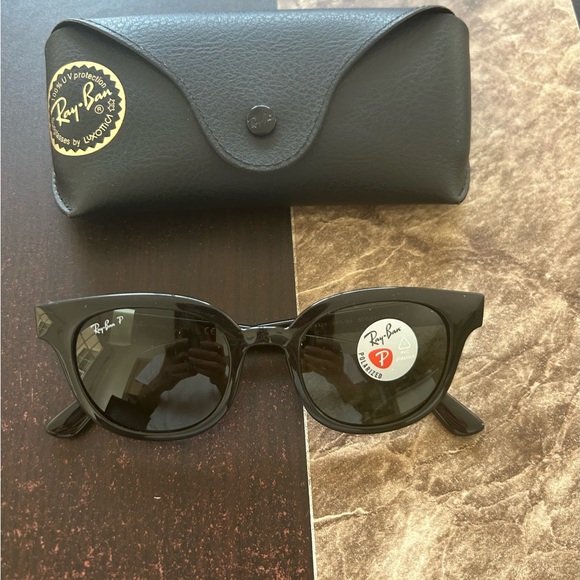 Ray Ban sunglasses. 100 % UV protection NEW - Picture 3 of 6
